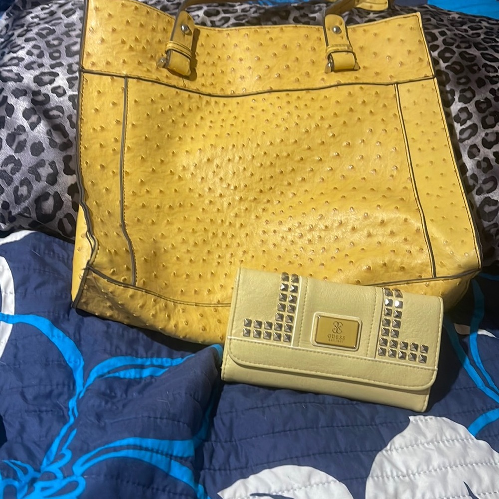 Yellow purse with matching wallet. Matching wallet with yellow purse almost ID.